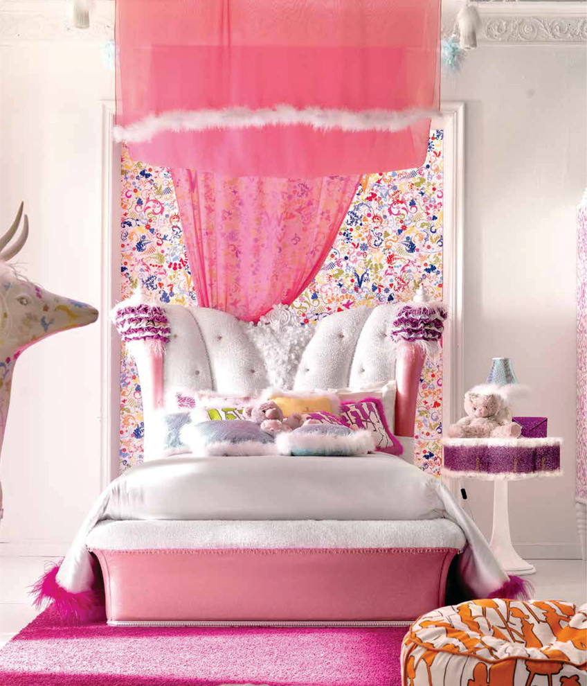 Cette photo montre une grande chambre d'enfant moderne avec un mur blanc et moquette.