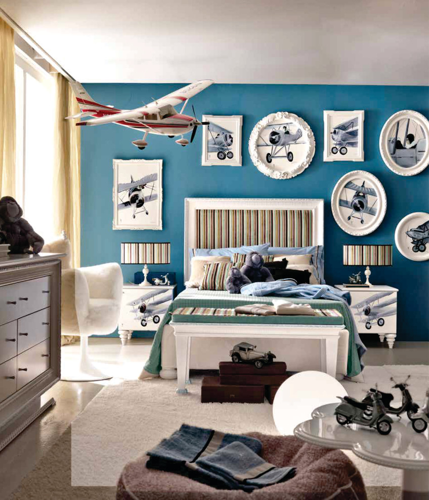 Immagine di una grande cameretta per bambini moderna con pareti blu e moquette