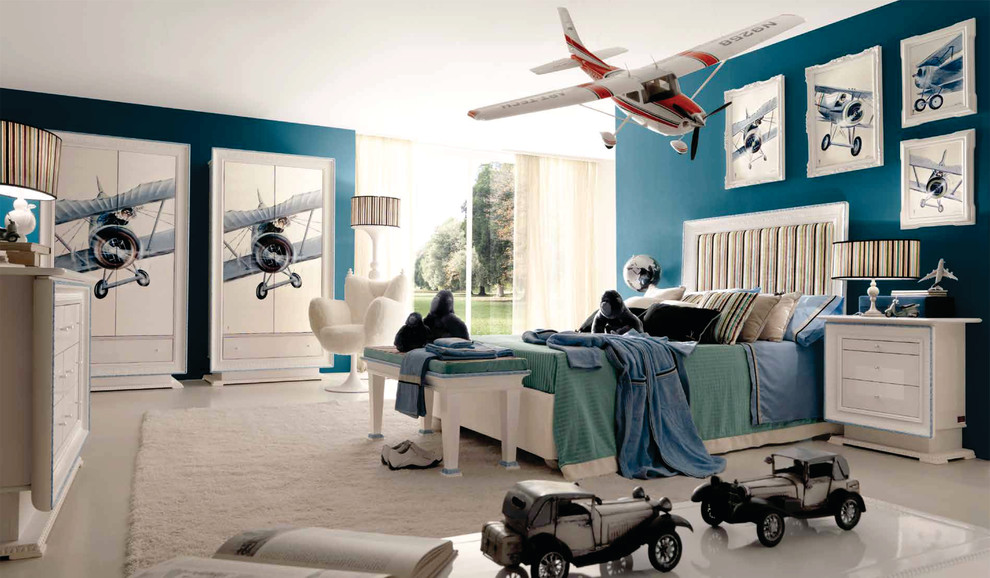 Immagine di una grande cameretta per bambini moderna con pareti blu e moquette