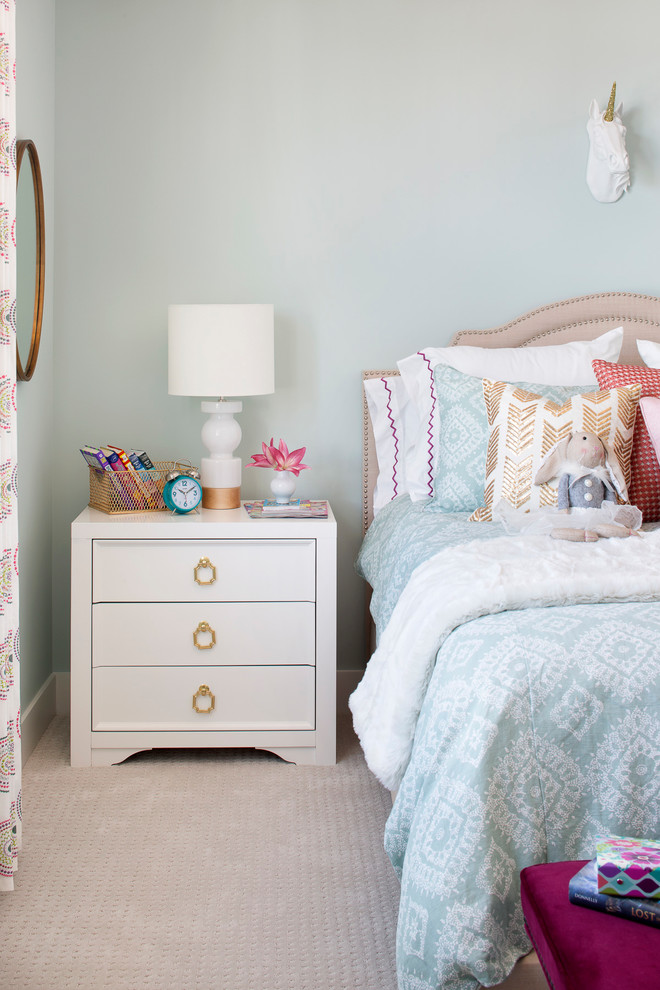 Idéer för att renovera ett vintage flickrum kombinerat med sovrum och för 4-10-åringar, med blå väggar, heltäckningsmatta och beiget golv