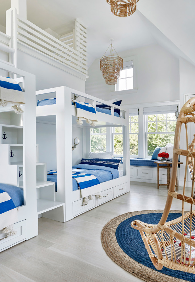 Источник вдохновения для домашнего уюта: огромная нейтральная детская в современном стиле с спальным местом, белыми стенами и светлым паркетным полом для ребенка от 4 до 10 лет