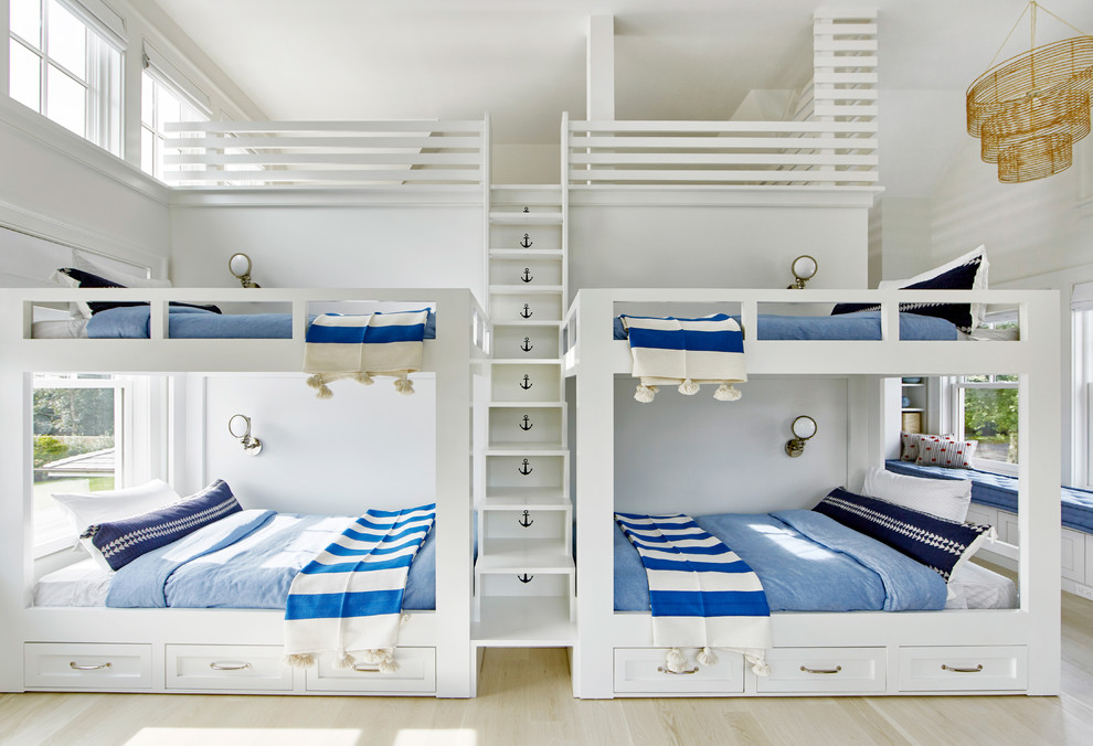 На фото: огромная нейтральная детская в морском стиле с спальным местом, белыми стенами и светлым паркетным полом для ребенка от 4 до 10 лет, двоих детей