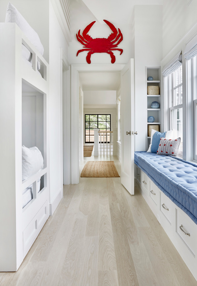 На фото: огромная нейтральная детская в современном стиле с спальным местом, белыми стенами и светлым паркетным полом для ребенка от 4 до 10 лет