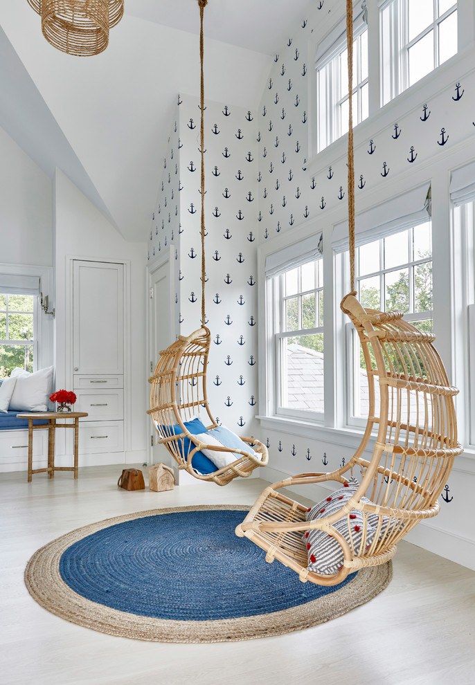 Ejemplo de dormitorio infantil de 4 a 10 años contemporáneo extra grande con paredes blancas y suelo de madera clara