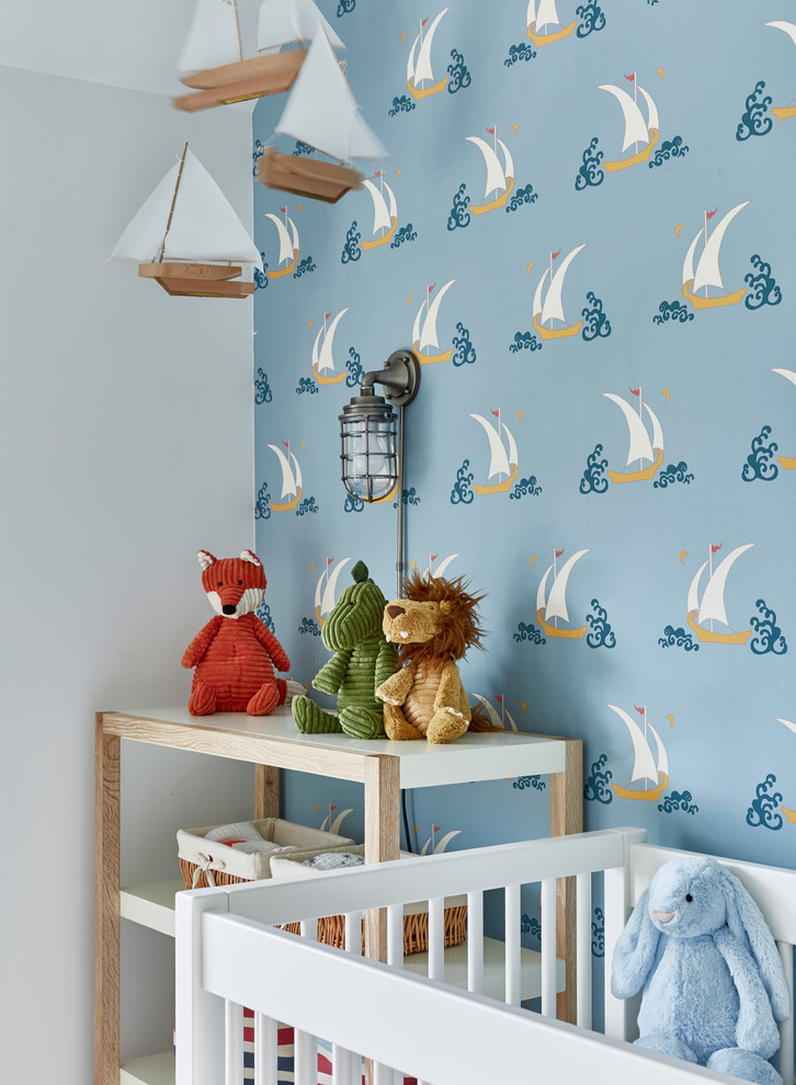Immagine di un'ampia cameretta per bambini da 1 a 3 anni minimal con pareti bianche e parquet chiaro