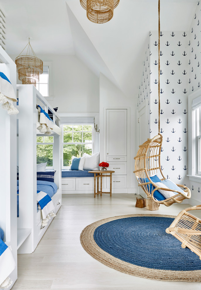 Idéer för ett mycket stort modernt könsneutralt barnrum kombinerat med sovrum och för 4-10-åringar, med vita väggar och ljust trägolv