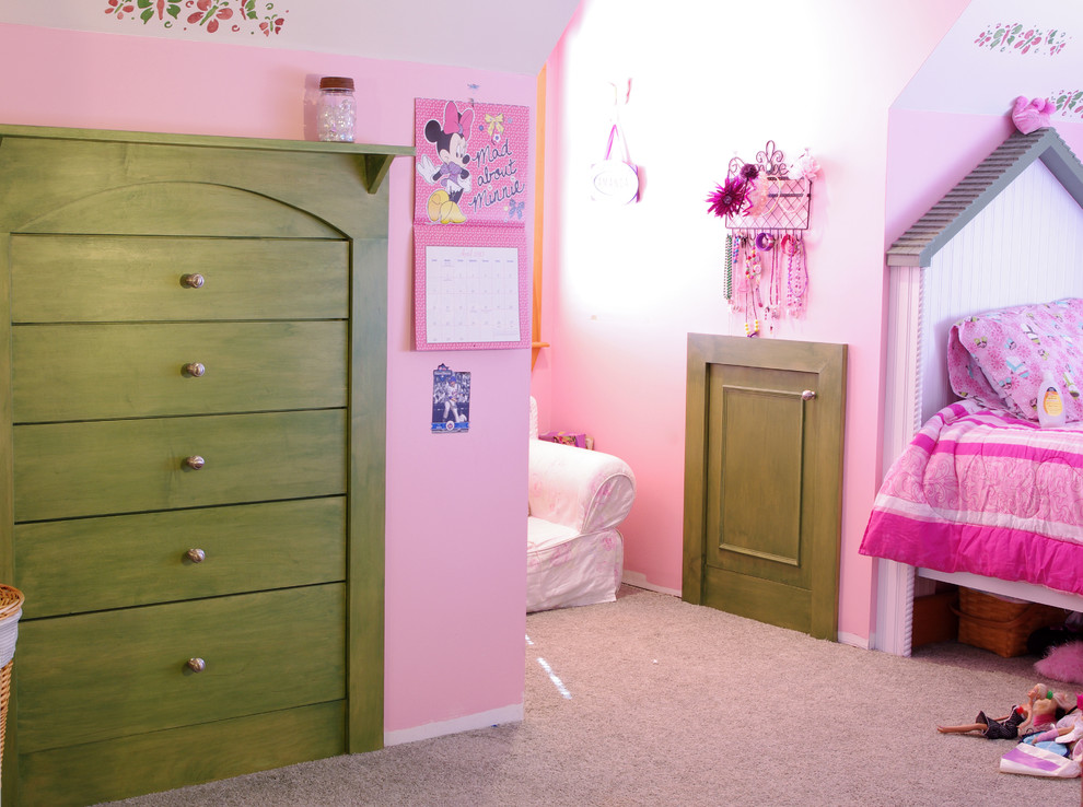 Exemple d'une chambre d'enfant chic.