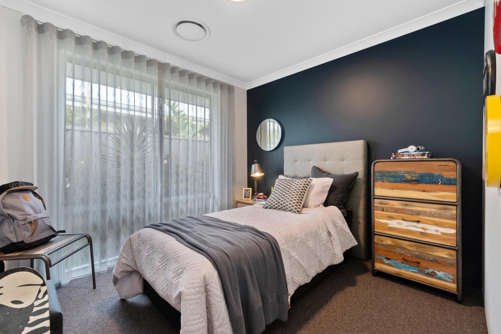 Diseño de dormitorio infantil contemporáneo con paredes azules, moqueta y suelo marrón