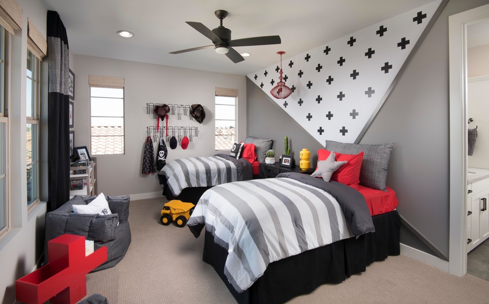 Idéer för ett klassiskt pojkrum kombinerat med sovrum och för 4-10-åringar, med grå väggar, heltäckningsmatta och beiget golv