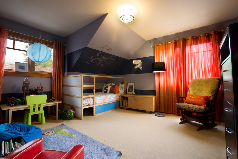 Idéer för funkis barnrum kombinerat med sovrum, med heltäckningsmatta och flerfärgade väggar