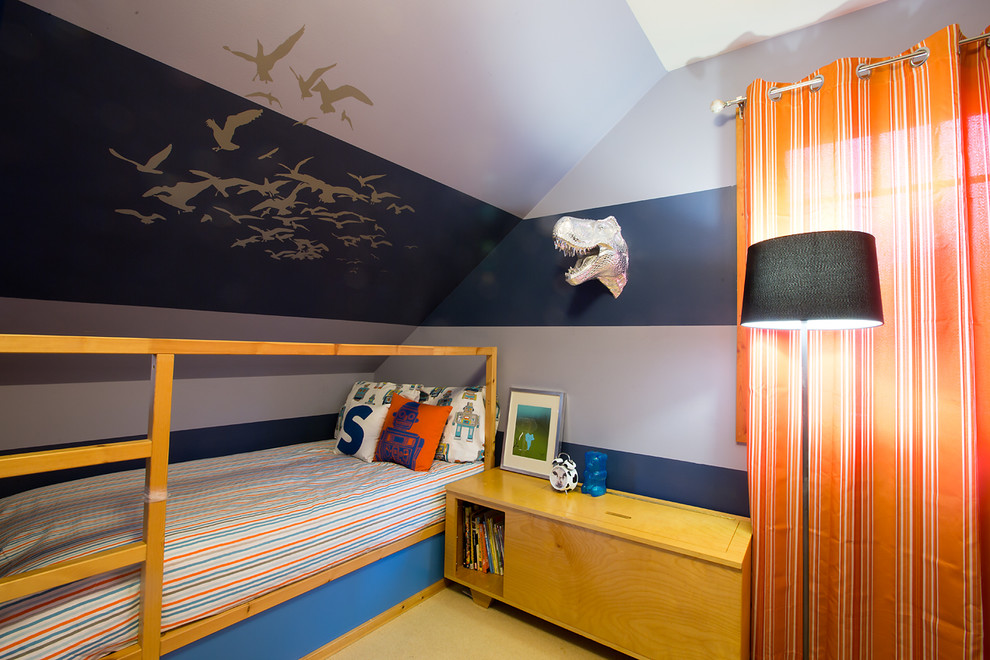 Bild på ett mellanstort funkis pojkrum kombinerat med sovrum och för 4-10-åringar, med blå väggar, heltäckningsmatta och beiget golv