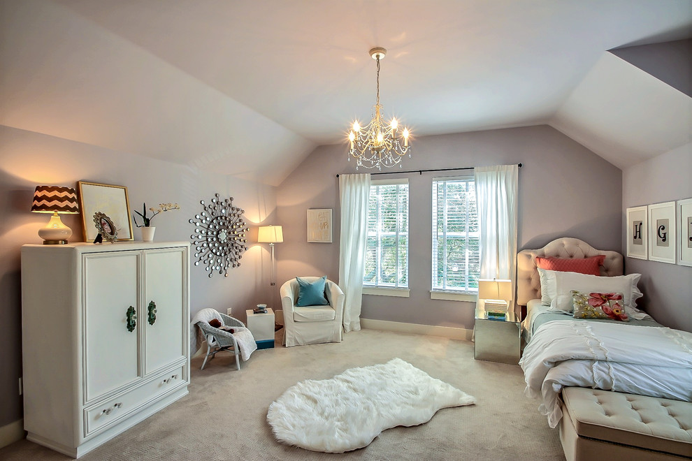 Idéer för ett mellanstort klassiskt flickrum kombinerat med sovrum och för 4-10-åringar, med lila väggar och heltäckningsmatta