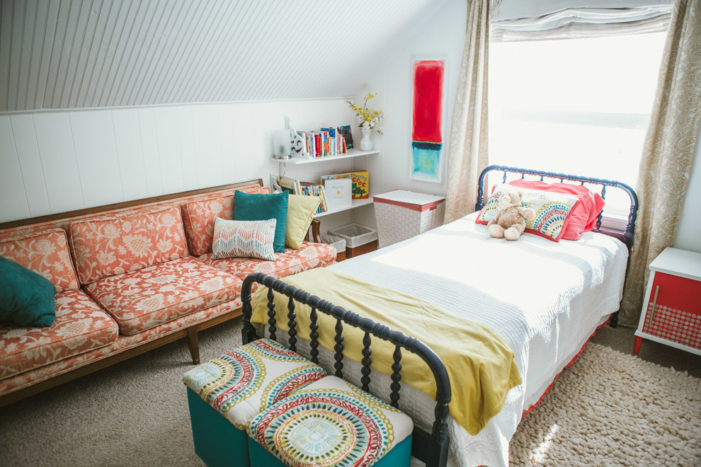 Immagine di una cameretta per bambini da 4 a 10 anni chic di medie dimensioni con pareti bianche, moquette e pavimento beige