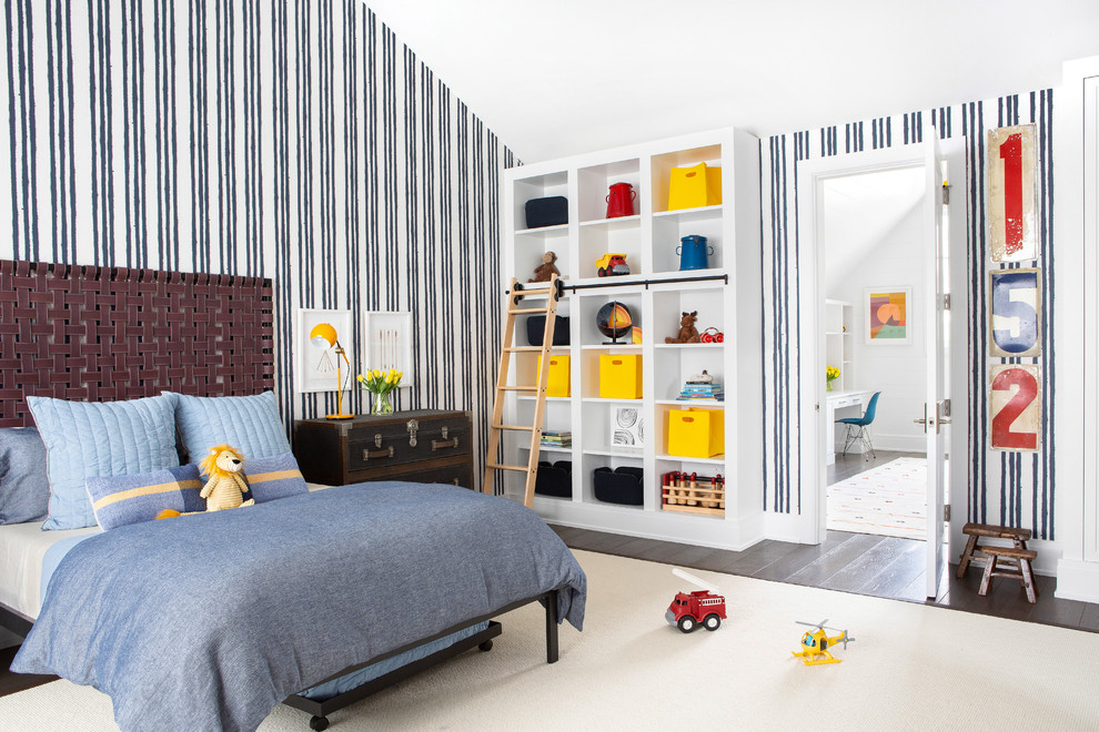 Inspiration för lantliga pojkrum kombinerat med sovrum och för 4-10-åringar, med flerfärgade väggar och mörkt trägolv