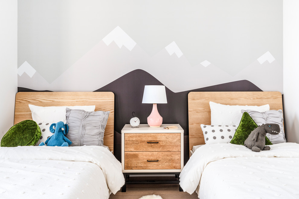 Idée de décoration pour une chambre d'enfant de 4 à 10 ans nordique de taille moyenne avec un mur multicolore.