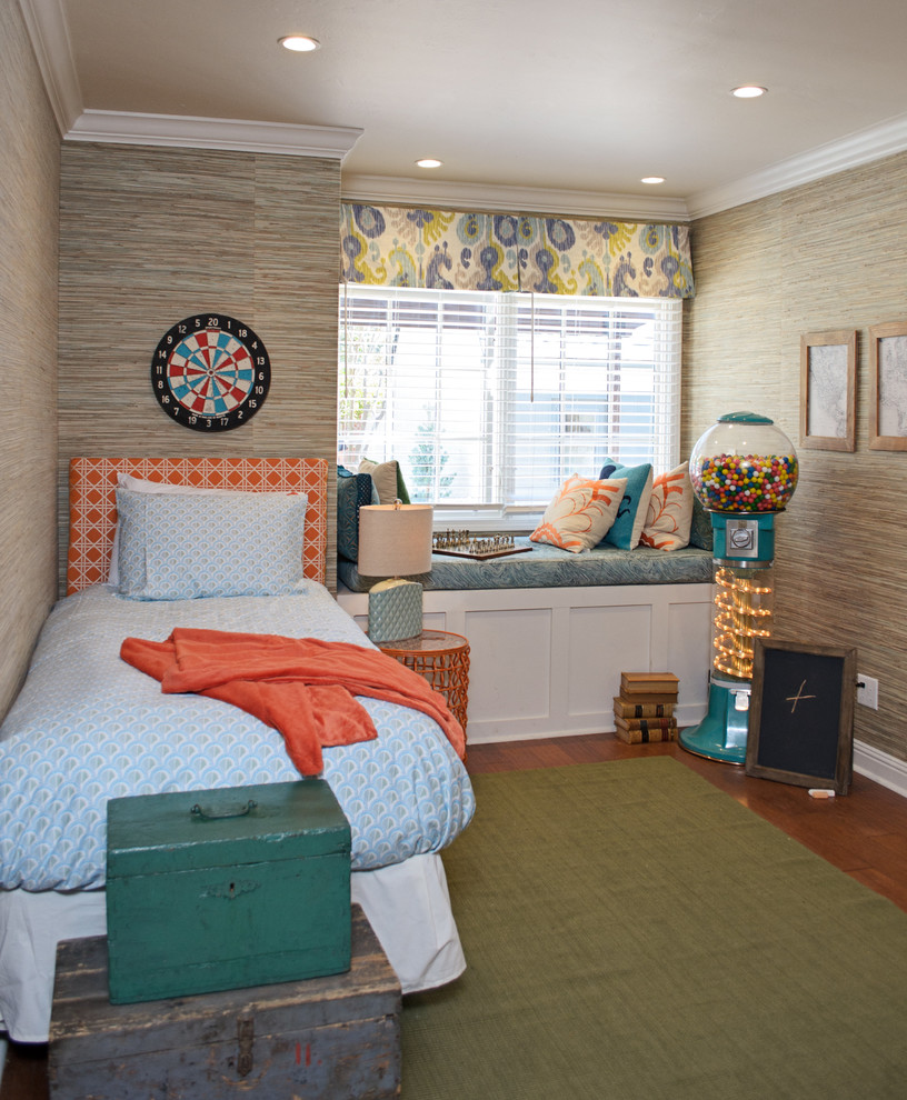 Diseño de dormitorio infantil clásico con suelo de madera oscura y paredes multicolor
