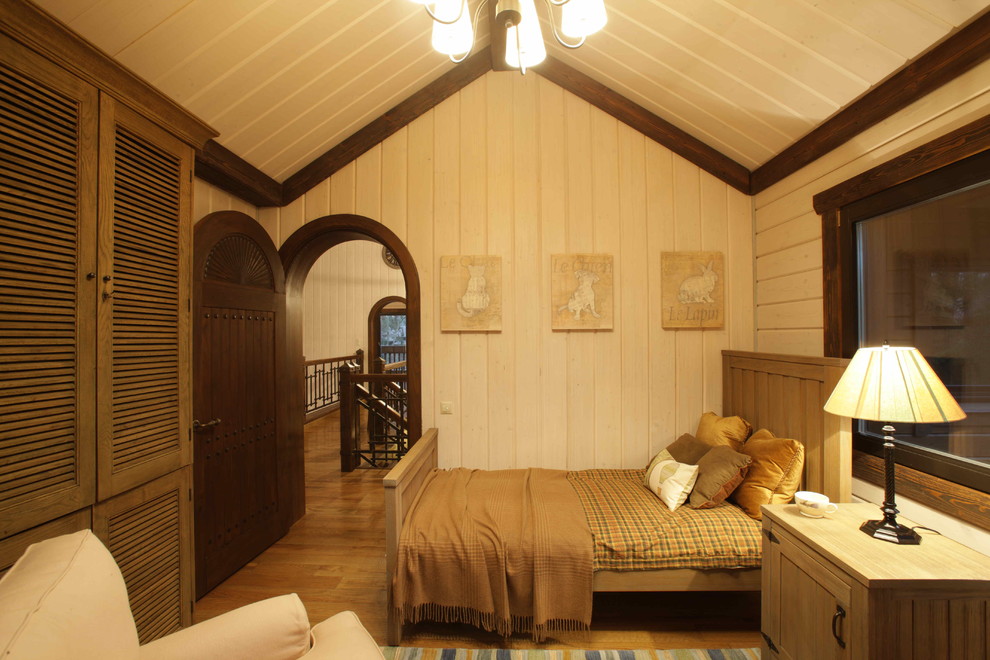 Ejemplo de dormitorio infantil de 4 a 10 años de estilo de casa de campo de tamaño medio con paredes blancas y suelo de madera en tonos medios