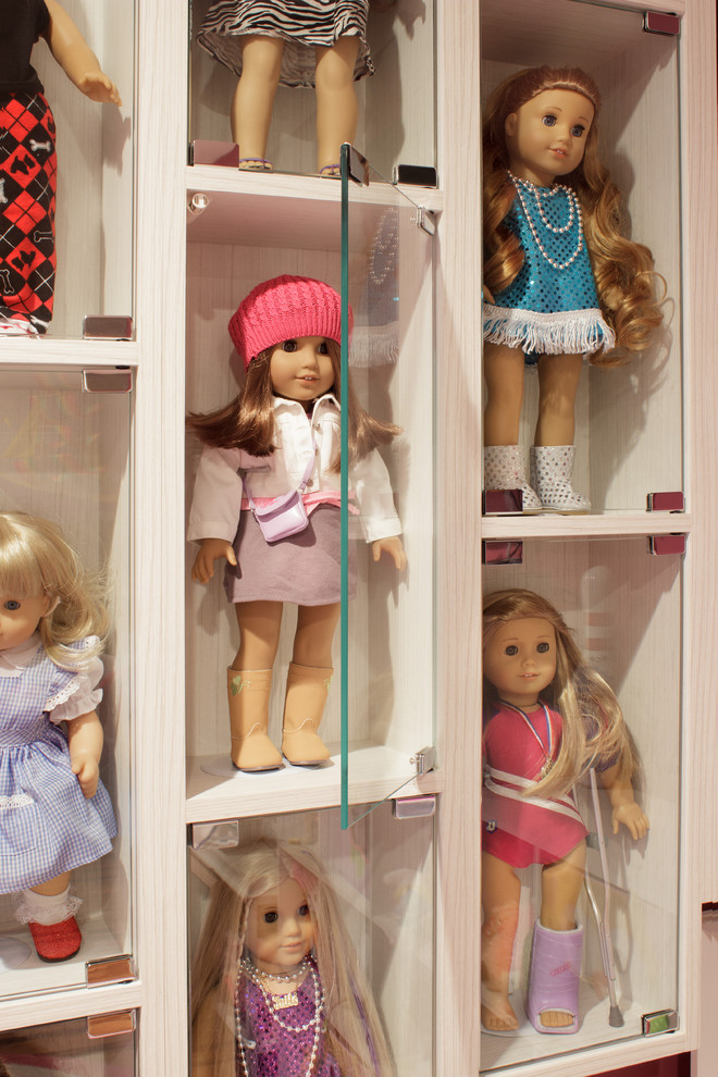 Inspiration för mellanstora moderna flickrum kombinerat med lekrum och för 4-10-åringar, med rosa väggar och mellanmörkt trägolv