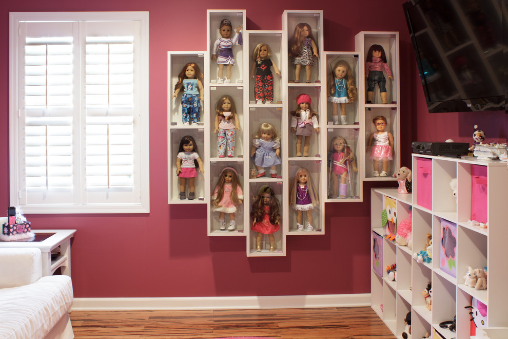 Mittelgroßes Modernes Mädchenzimmer mit Spielecke, rosa Wandfarbe und braunem Holzboden in New York