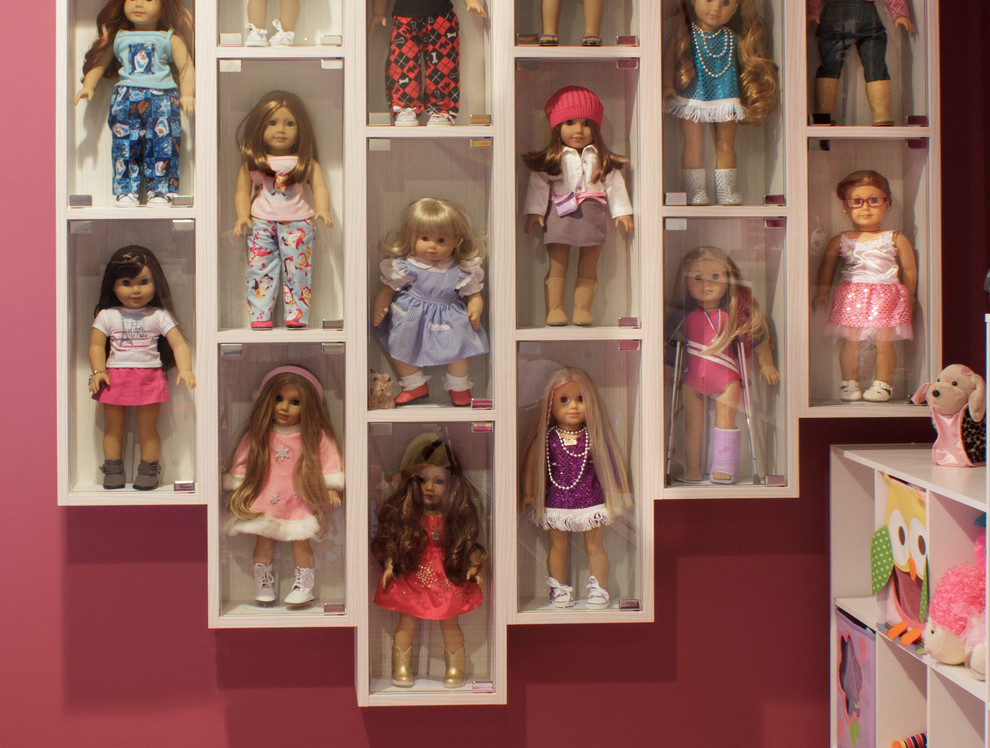 Modern inredning av ett mellanstort flickrum kombinerat med lekrum och för 4-10-åringar, med rosa väggar och mellanmörkt trägolv