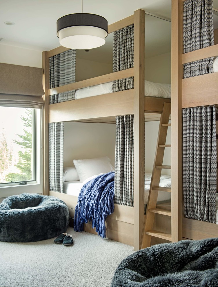 Aménagement d'une chambre d'enfant contemporaine avec un mur beige, moquette, un sol beige et un lit superposé.