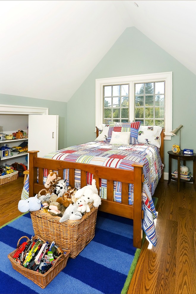 Réalisation d'une chambre d'enfant de 4 à 10 ans design avec un sol en bois brun et un mur bleu.