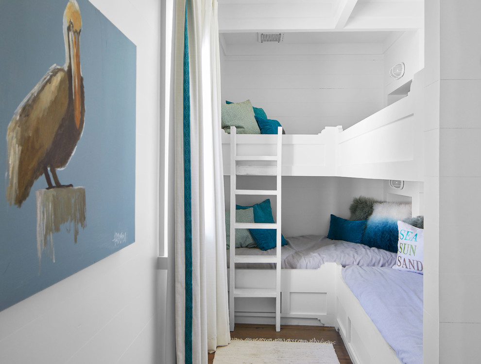 Свежая идея для дизайна: нейтральная детская в морском стиле с спальным местом, белыми стенами, паркетным полом среднего тона и коричневым полом - отличное фото интерьера