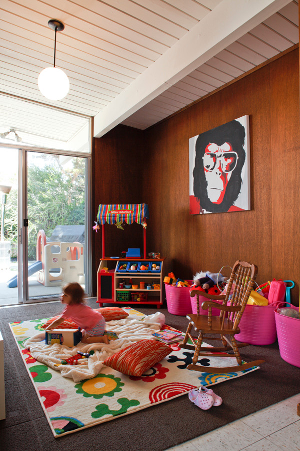 Свежая идея для дизайна: нейтральная детская с игровой в стиле ретро с коричневыми стенами - отличное фото интерьера