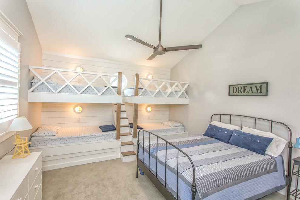 Idéer för ett klassiskt könsneutralt barnrum kombinerat med sovrum och för 4-10-åringar, med grå väggar, heltäckningsmatta och beiget golv