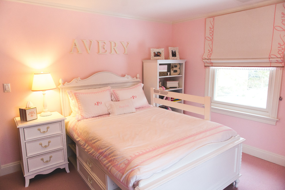 На фото: детская среднего размера в стиле неоклассика (современная классика) с спальным местом, розовыми стенами, ковровым покрытием и розовым полом для ребенка от 4 до 10 лет, девочки с