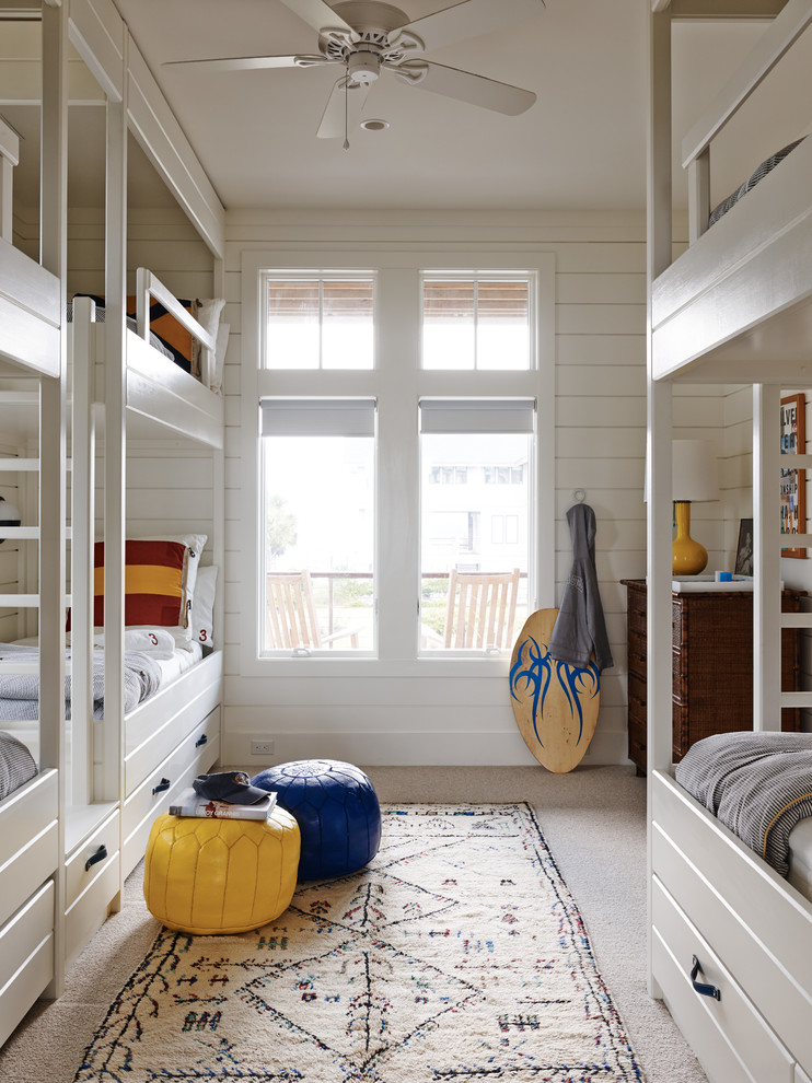Cette photo montre une chambre d'enfant bord de mer avec un mur blanc, moquette, un sol beige et un lit superposé.