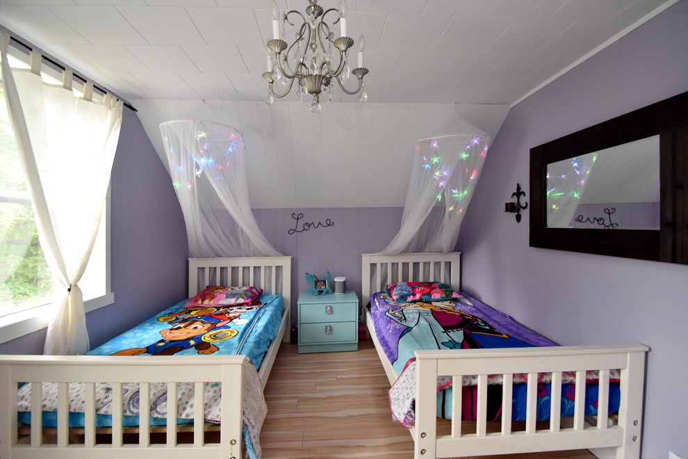 Bild på ett stort lantligt flickrum kombinerat med sovrum och för 4-10-åringar, med lila väggar, laminatgolv och beiget golv