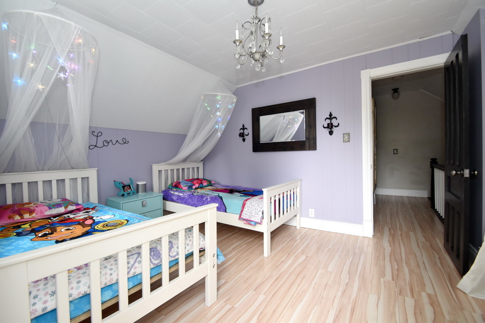 Réalisation d'une grande chambre d'enfant de 4 à 10 ans champêtre avec un mur violet, sol en stratifié et un sol beige.