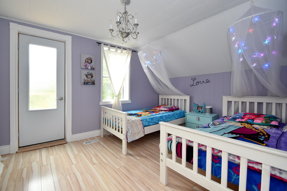 Großes Landhaus Mädchenzimmer mit Schlafplatz, lila Wandfarbe, Laminat und beigem Boden in Toronto