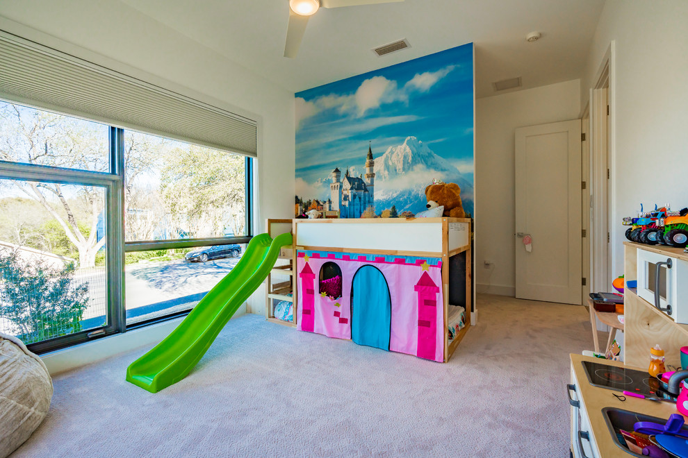 Идея дизайна: большая детская в современном стиле с спальным местом, белыми стенами, ковровым покрытием и бежевым полом для ребенка от 4 до 10 лет, девочки