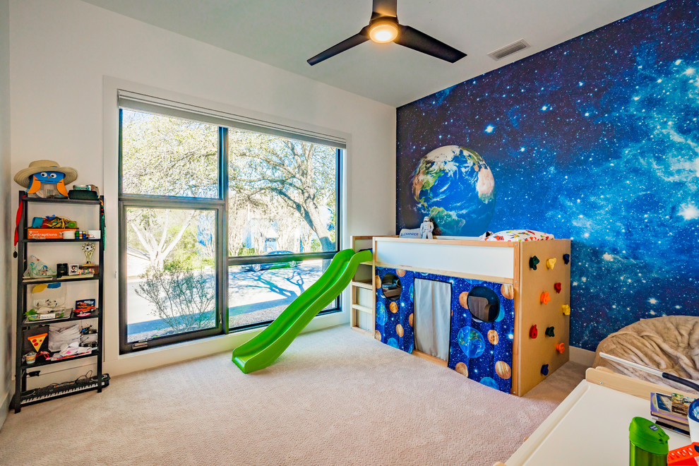 Diseño de dormitorio infantil de 4 a 10 años actual grande con paredes blancas, moqueta y suelo beige