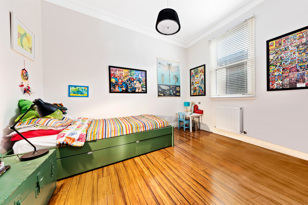 Diseño de dormitorio infantil de 4 a 10 años bohemio grande con paredes grises y suelo de madera en tonos medios