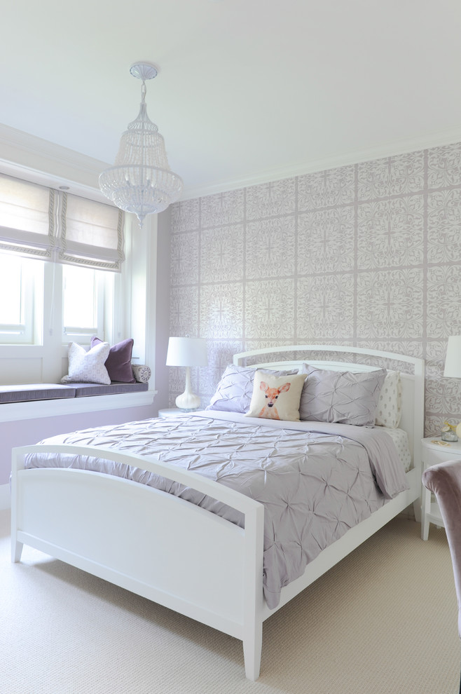Idéer för mellanstora vintage flickrum kombinerat med sovrum och för 4-10-åringar, med lila väggar, heltäckningsmatta och beiget golv
