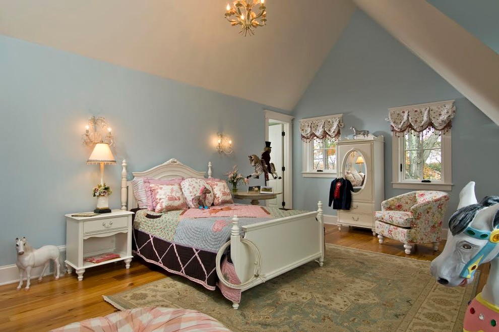 Inspiration för ett stort vintage flickrum kombinerat med sovrum och för 4-10-åringar, med blå väggar, mörkt trägolv och brunt golv