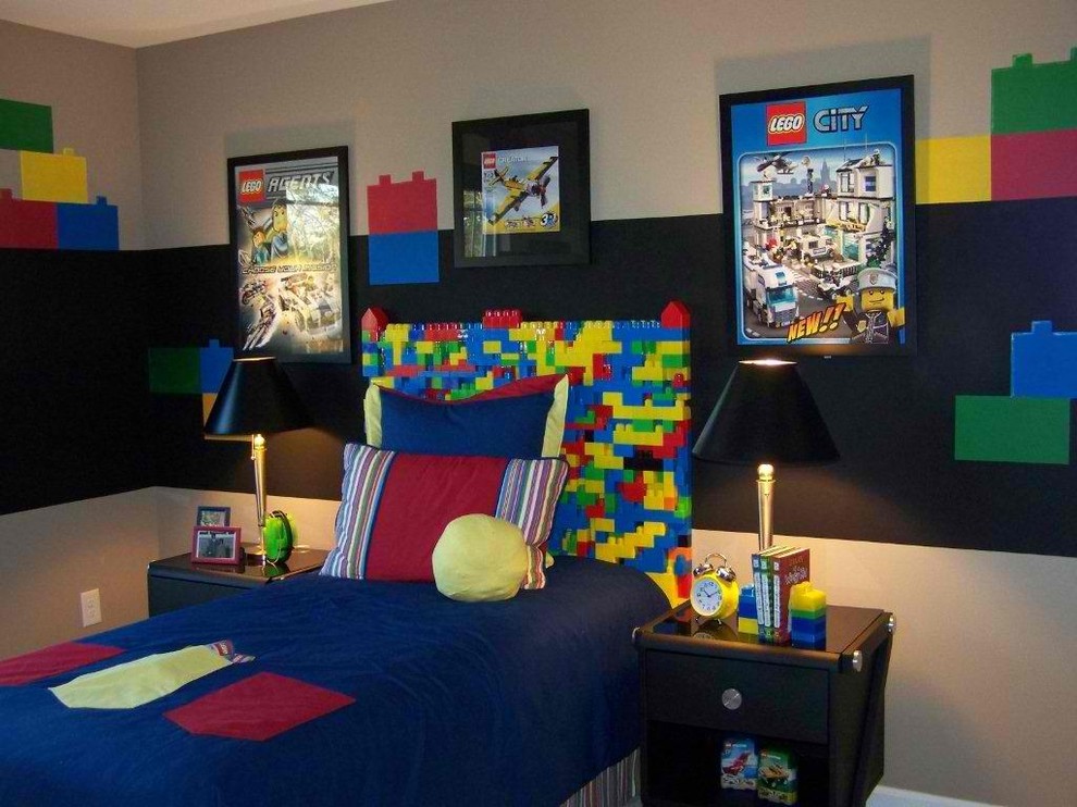 Exempel på ett modernt pojkrum kombinerat med sovrum och för 4-10-åringar, med flerfärgade väggar