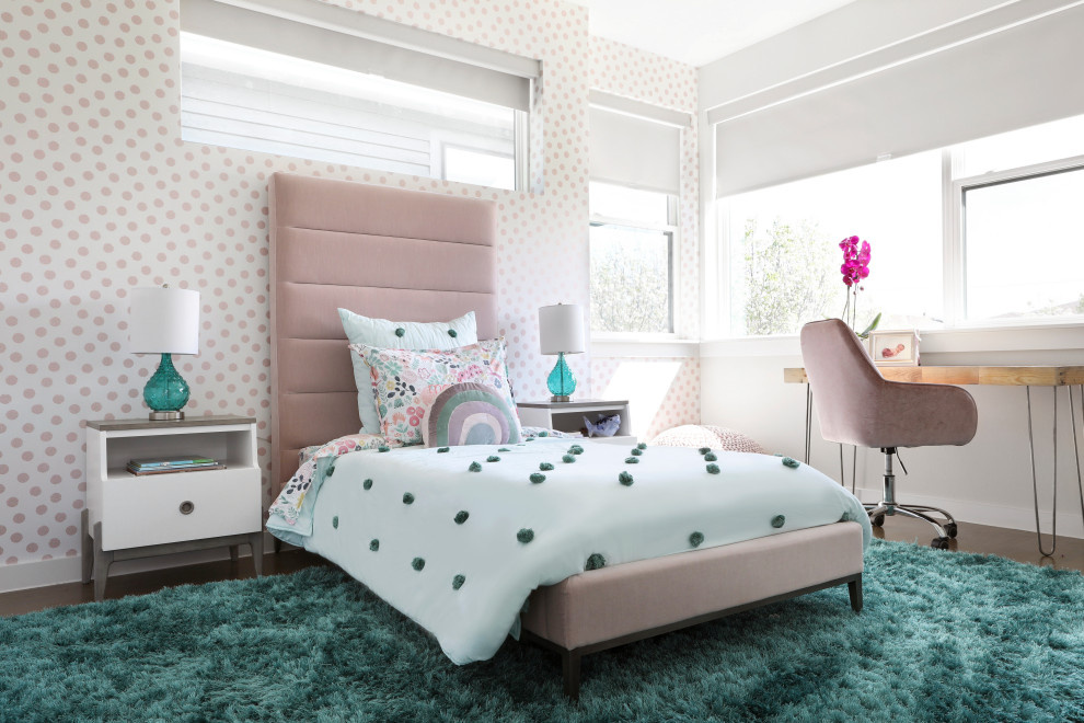 Inspiration för moderna flickrum kombinerat med sovrum och för 4-10-åringar, med flerfärgade väggar, mellanmörkt trägolv och brunt golv