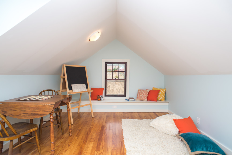 Cette image montre une chambre d'enfant de 4 à 10 ans traditionnelle avec un mur bleu et un sol en bois brun.