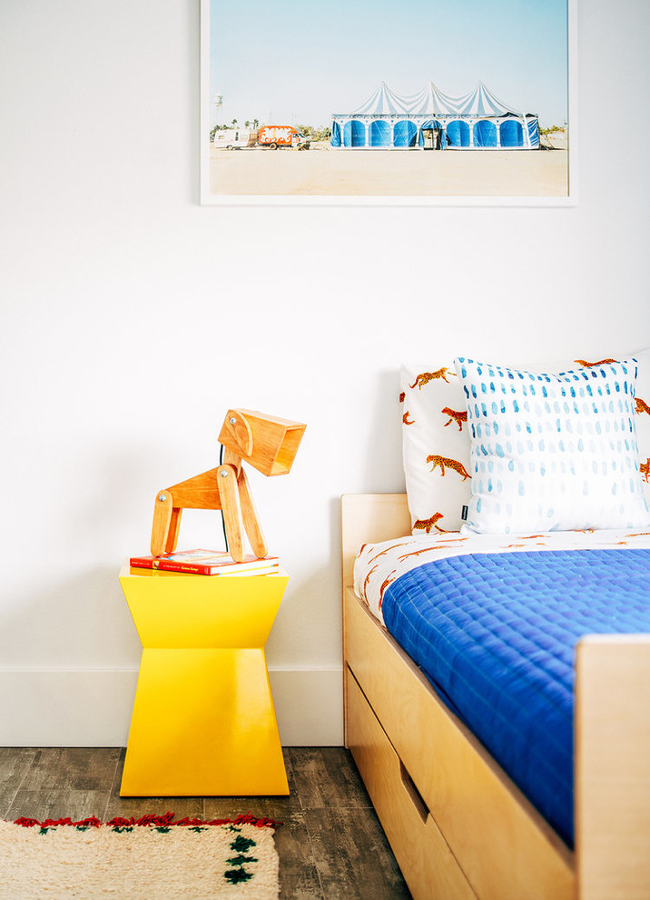 Imagen de dormitorio infantil de 4 a 10 años marinero de tamaño medio con paredes blancas y suelo marrón