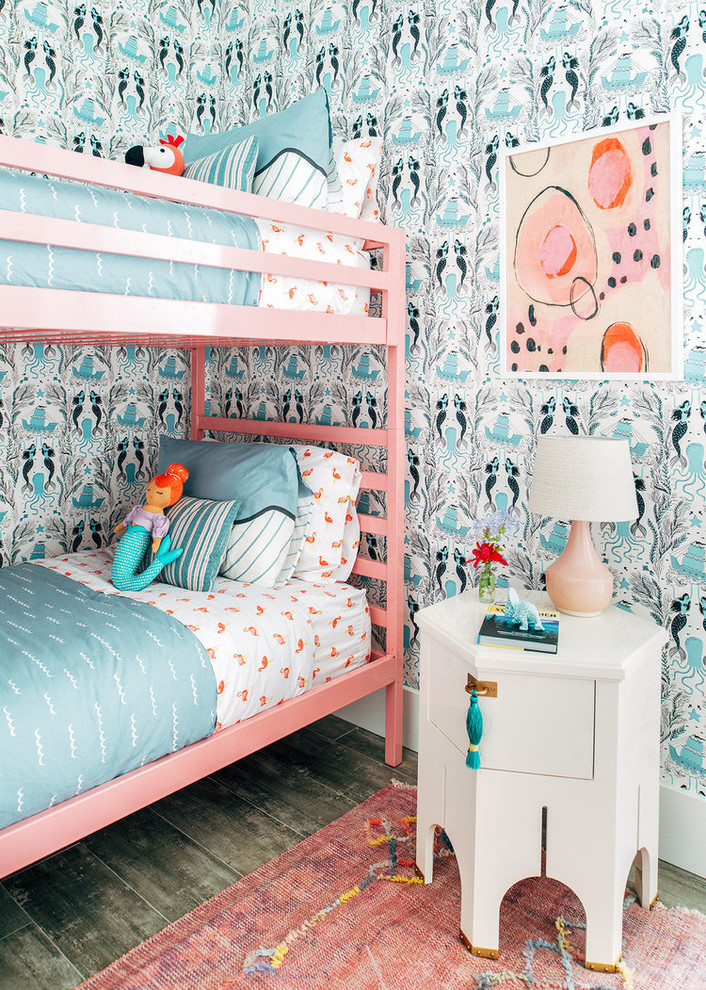 На фото: детская среднего размера в морском стиле с спальным местом, разноцветными стенами и коричневым полом для ребенка от 4 до 10 лет, девочки