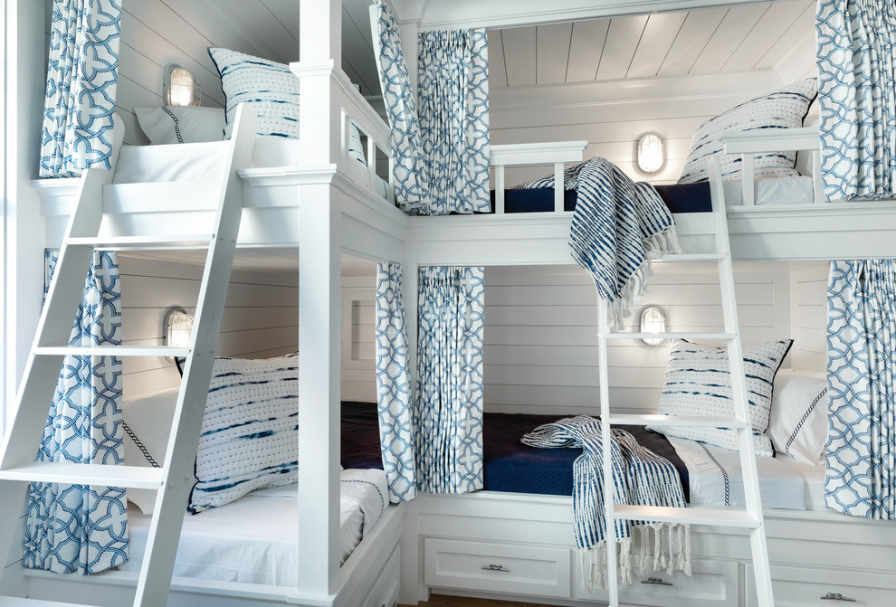Esempio di una piccola cameretta da letto costiera con pareti bianche, pavimento con piastrelle in ceramica e pavimento beige