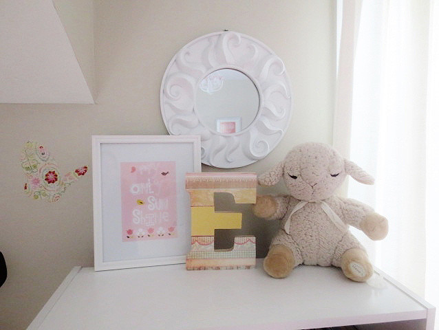 Aménagement d'une chambre d'enfant de 4 à 10 ans romantique de taille moyenne avec un mur beige.