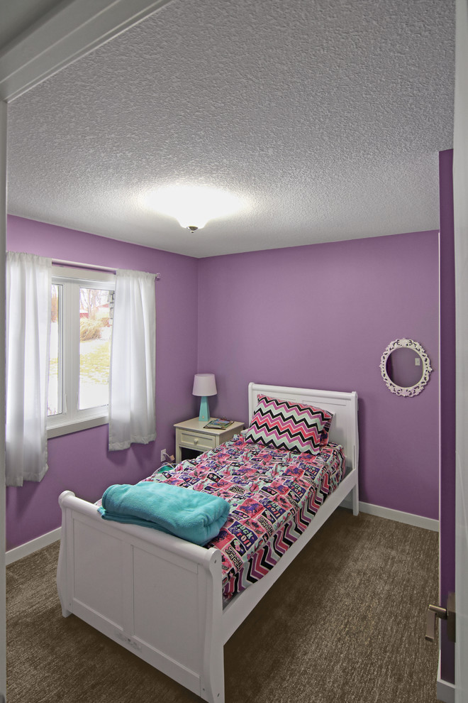 На фото: маленькая детская в классическом стиле с спальным местом, фиолетовыми стенами, ковровым покрытием и коричневым полом для на участке и в саду, ребенка от 4 до 10 лет, девочки