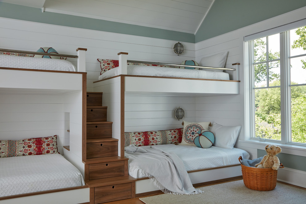 Idee per una grande cameretta per bambini da 4 a 10 anni stile marino con pareti verdi e pavimento in legno massello medio