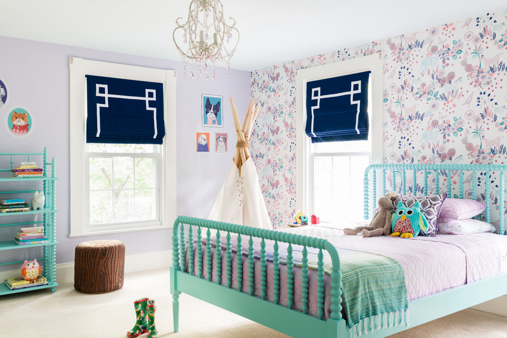 Стильный дизайн: детская в стиле неоклассика (современная классика) с спальным местом, ковровым покрытием и разноцветными стенами для ребенка от 4 до 10 лет, девочки - последний тренд