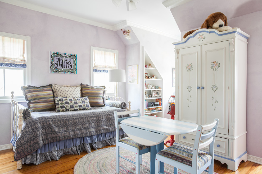 Klassisk inredning av ett stort flickrum kombinerat med sovrum och för 4-10-åringar, med lila väggar och mellanmörkt trägolv